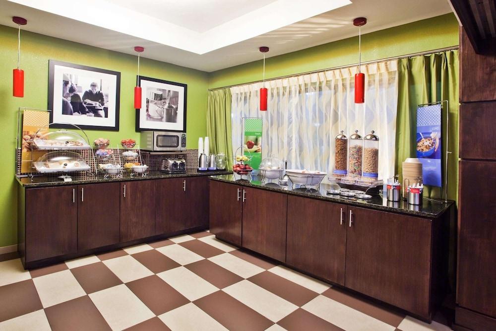 Hampton Inn Брукхейвън Екстериор снимка