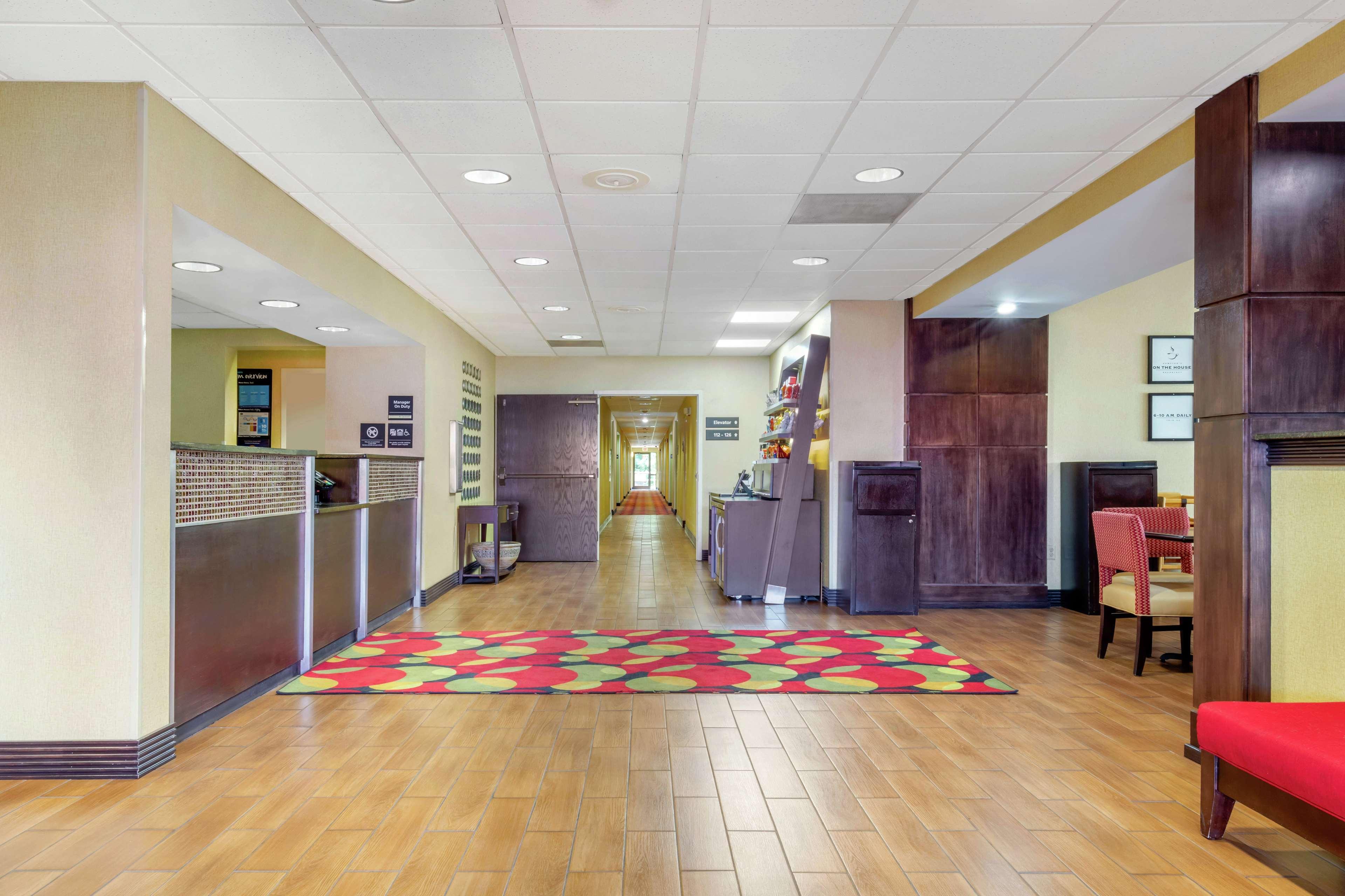 Hampton Inn Брукхейвън Екстериор снимка