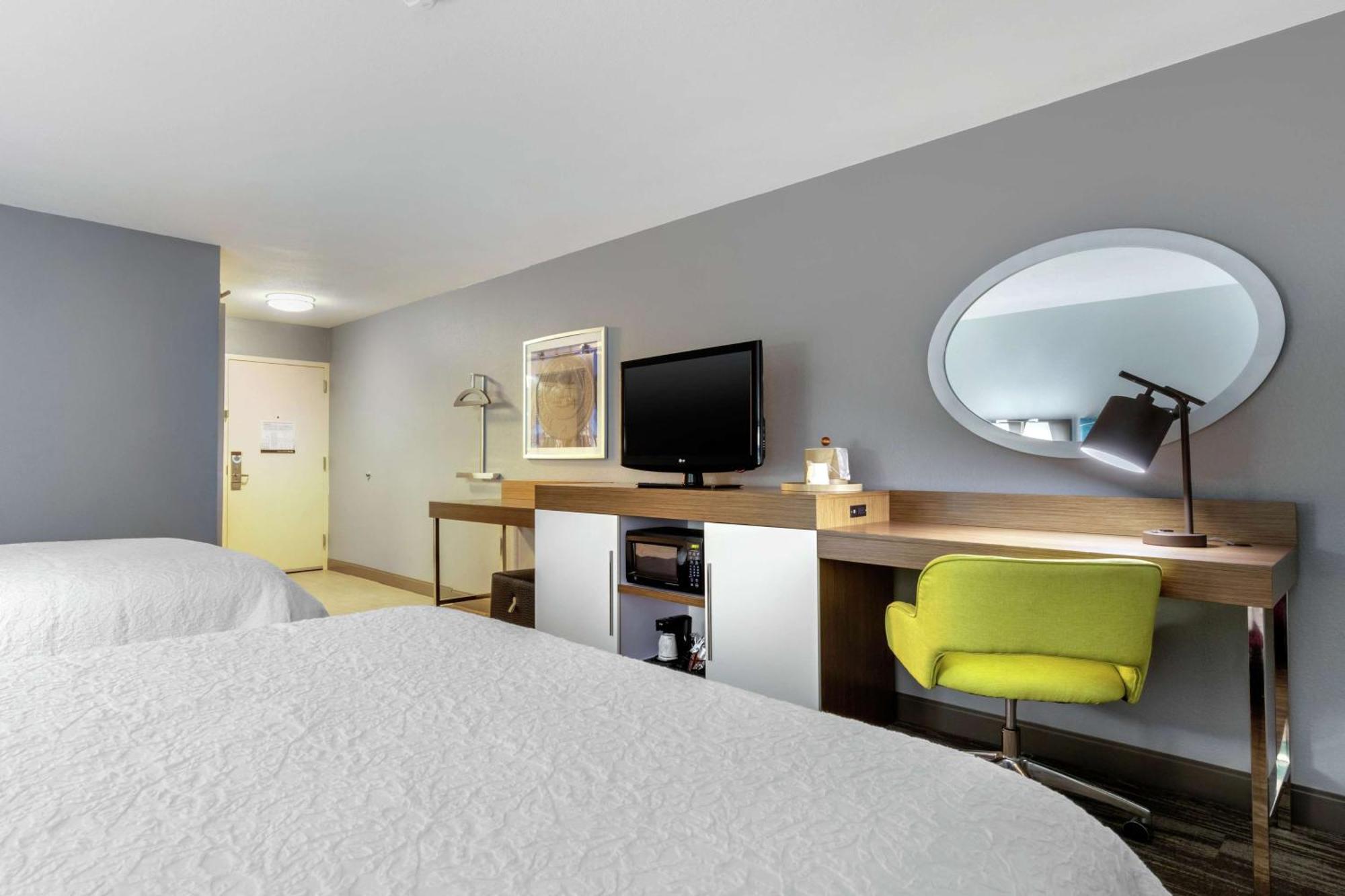 Hampton Inn Брукхейвън Екстериор снимка